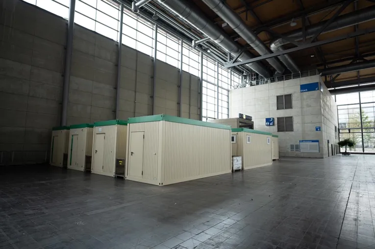 Bilder vom Aufbau in der Messehalle 27